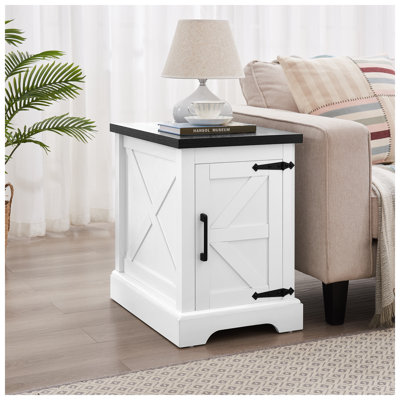 Table de bout Farmhouse avec porte de grange - Table de chevet rustique avec tablette de rangement réglable, table d'appoint rectangulaire pour le salon et la chambre à coucher, blanc