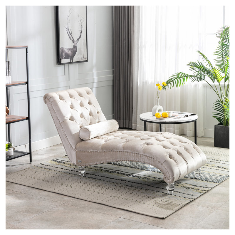 Chaise longue capitonnée en velours beige avec pieds en acrylique