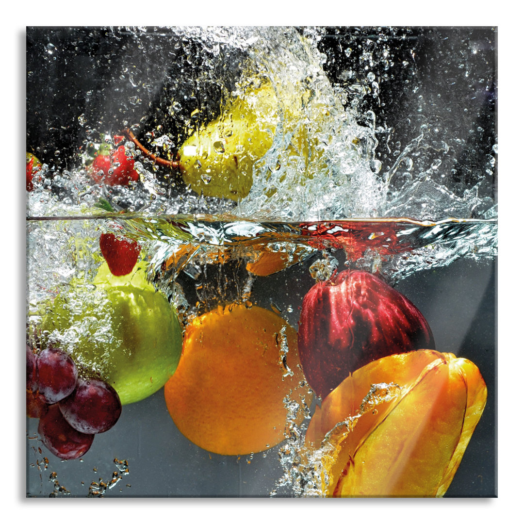 Ungerahmtes Foto auf Glas "Fruit Falling in Water"