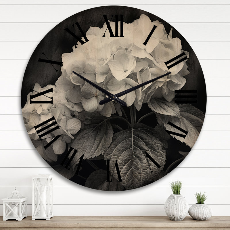 Horloge murale surdimensionnée en bois gris et blanc Hydrangea Bloom II, Très grand