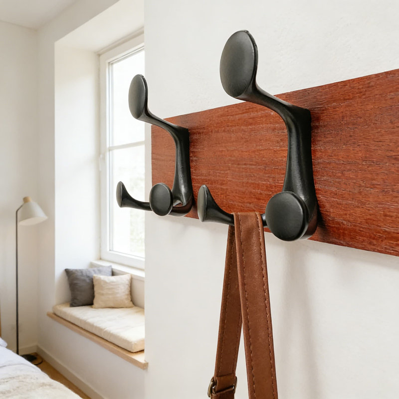 Portemanteau mural de 43 pouces avec 8 crochets triples, organisateur de vestibule en bois massif pour manteaux, sacs et fournitures pour animaux de compagnie, conception robuste et peu encombrante pour la maison, le bureau ou la salle de classe