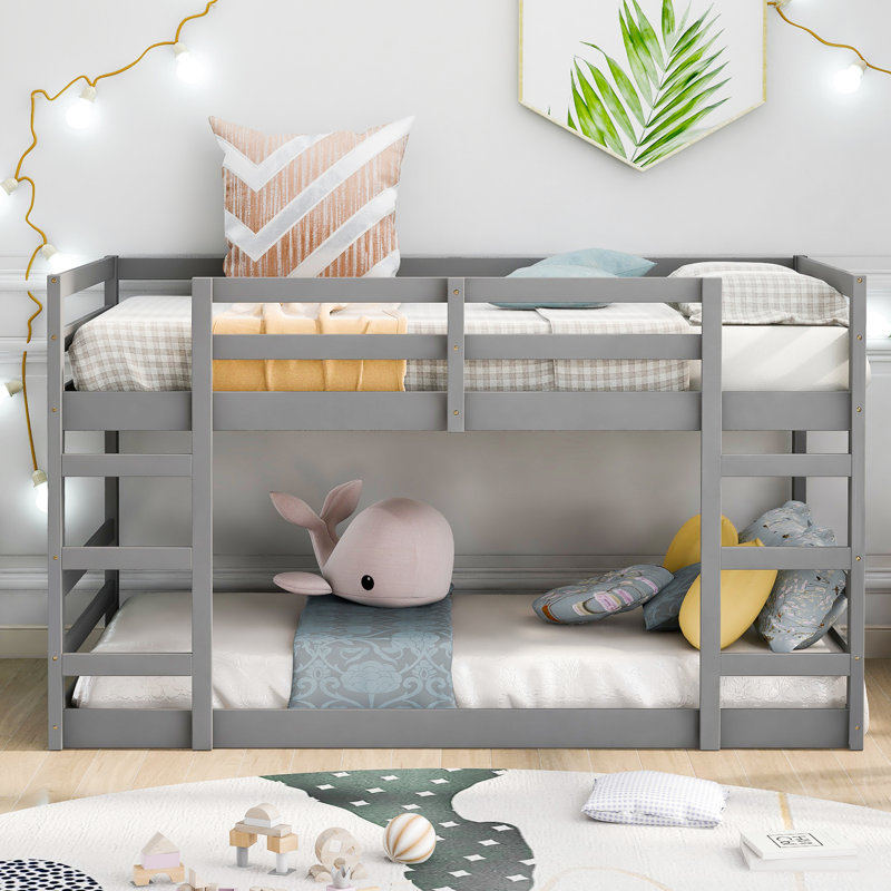 Lit simple au-dessus d'un lit superposé de couleur grise avec pieds en pin massif pour plus de solidité, garde-corps sur toute la longueur, conception peu encombrante, ensemble de lattes avec cadre en bois pour support de matelas, espace maximisé, garde-corps,