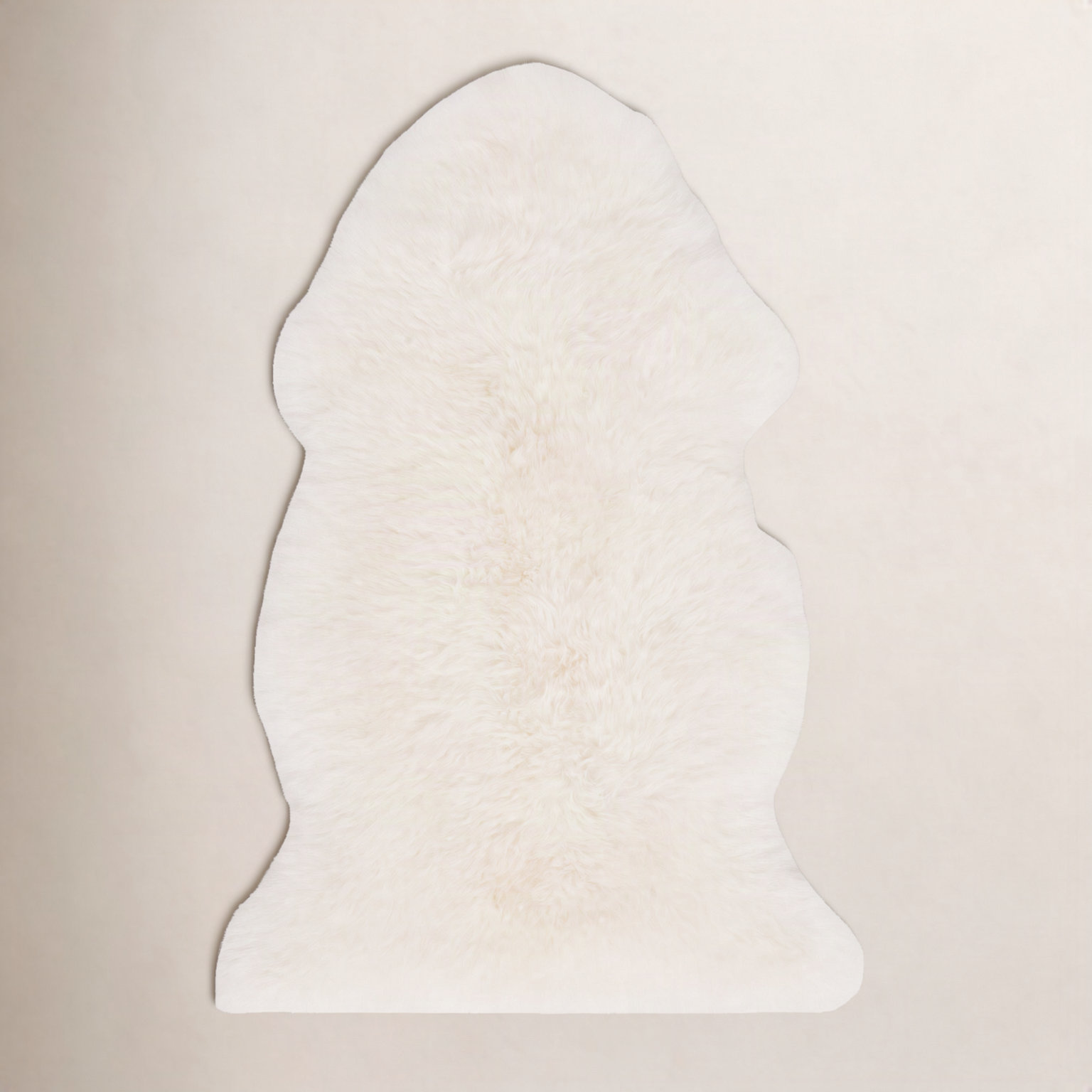 Mera White Handmade Sheepskin Rug, Rectangle 2' x 3'