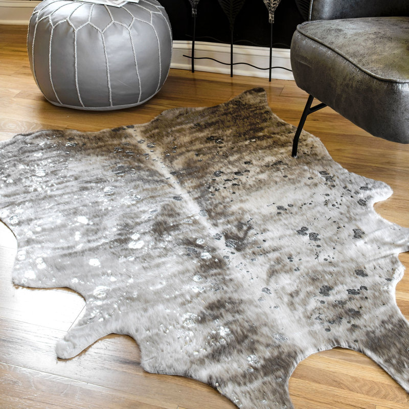 Tapis gris à imprimé animal Everette, Nouveauté 5 pi 9 po x 7 pi 7 po
