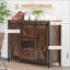 Buffet de style campagnard industriel avec portes de grange coulissantes, 3 tiroirs Tablettes réglables, brun rustique | Panneaux de particules | Structure en acier
