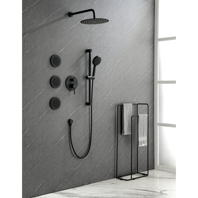 Système de douche noir mat avec différentes options. Tête, douche à main, barre coulissante, jets de corps. Buse autonettoyante. Laiton. Utilitaires muraux riches. Fixé. Laiton