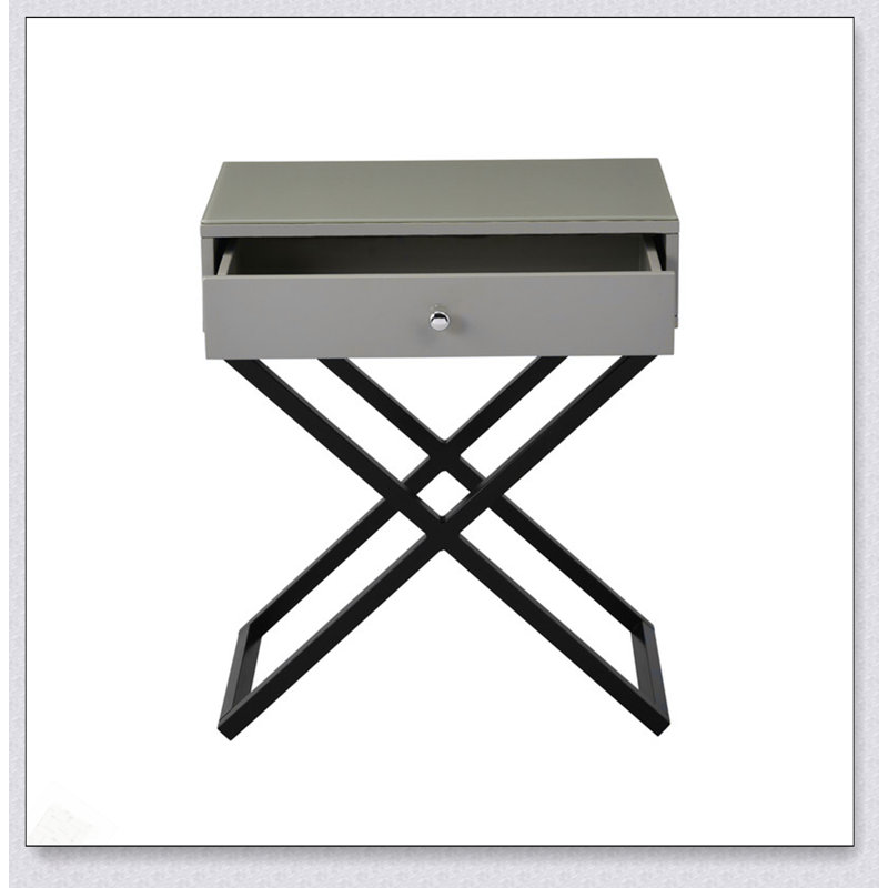 Table de bout en bois taupe Koda de 23 pouces avec plateau en verre trempé, tiroir et base en métal durable, Taupe