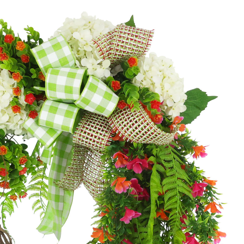 Couronne Harin avec hortensias, eucalyptus, fougères et arcs 26 po