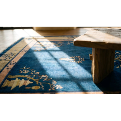 Tapis bleu antique à motif de médaillon floral