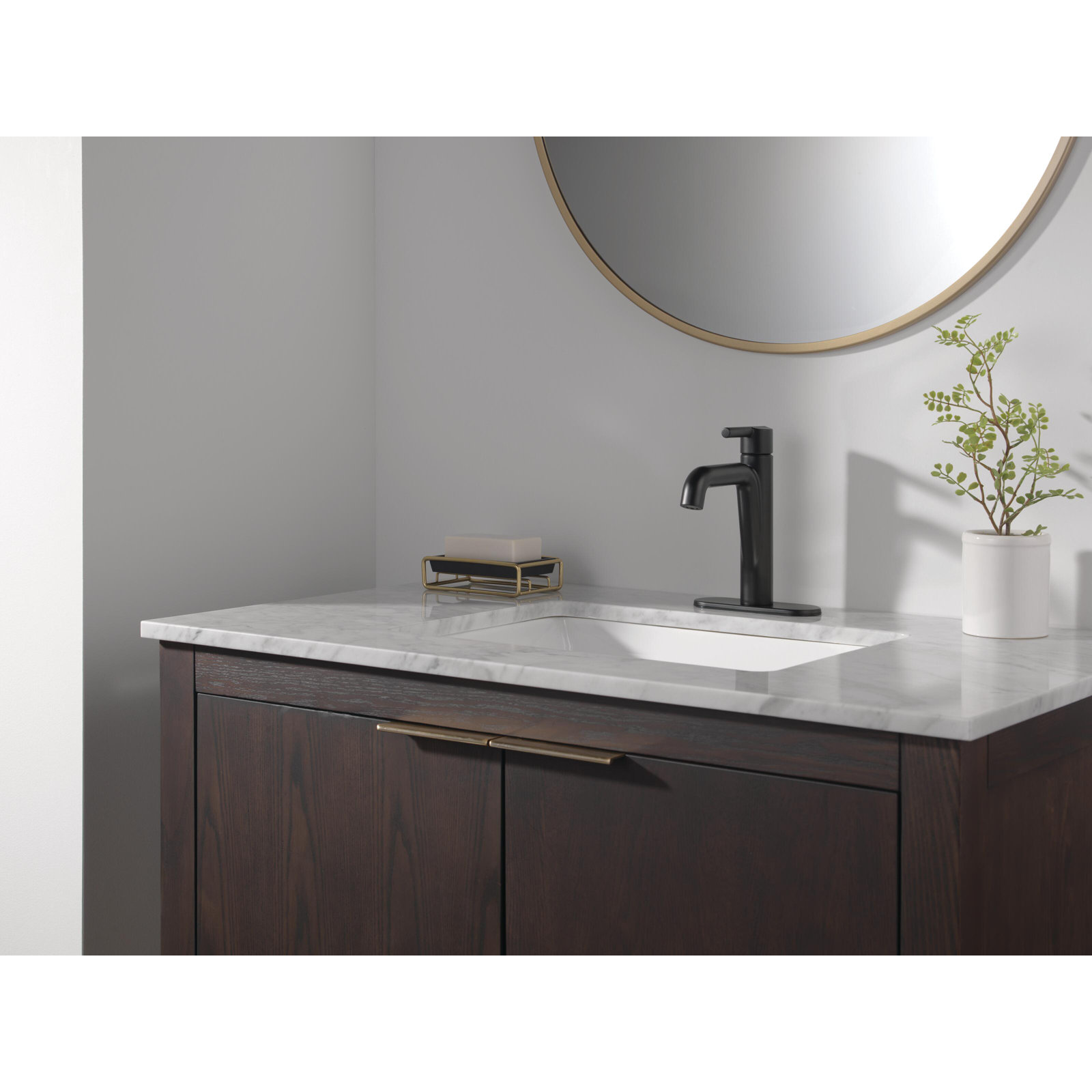 Nicoli Single Hole Bathroom Faucet with Drain Assembly, Single Handle Bathroom Sink Faucet, Matte Black