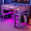 Lit mezzanine double en bois gris pour jouer avec bureau, tablettes de rangement, DEL et support suspendu. Convient à un aménagement de chambre à coucher «Teens». Unités de structure robustes et durables, permettant d'économiser de l'espace