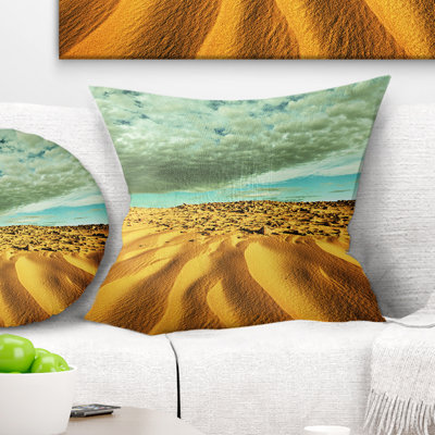 Coussin Dramatic Sky Above Sand Desert