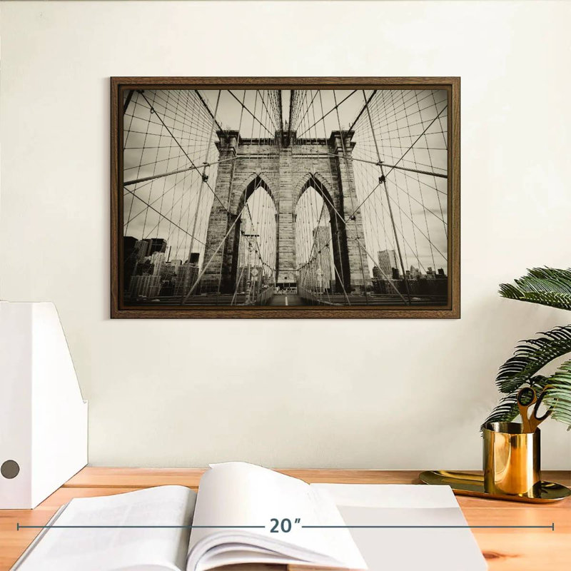 Pont monochrome de Brooklyn, 13 po x 9 po, Cadre flottant en noyer