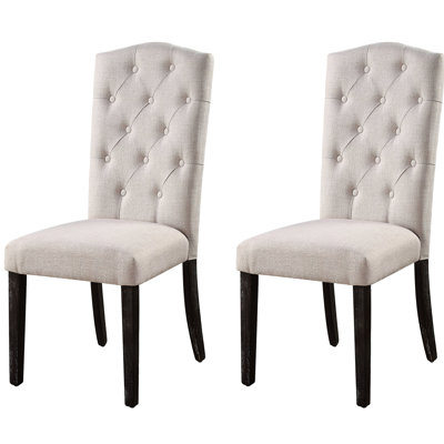 2 chaises à dossier beige et brun pour l'espace de salle à manger