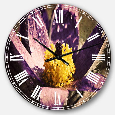 Fleur mauve avec stigmatisation jaune - horloge murale traditionnelle