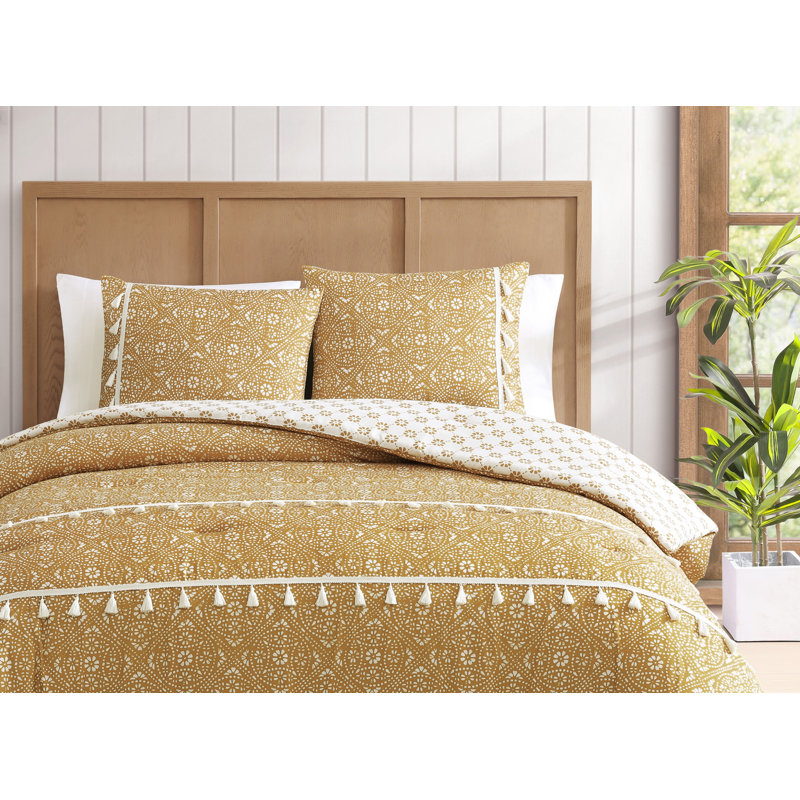 DESIGN STUDIO Pasadena Medallion Yellow Microfiber Comforter with Tassels, Twin Comforter + 1 Standard Sham