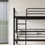 Triple lits simples superposés, lit plateforme simple au-dessus de simple au dessus d'un lit simple en métal, deux échelles attachées