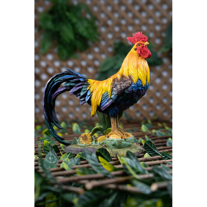Statue coq debout sur du maïs