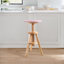 Tabouret de comptoir pivotant en bois franc massif de 18,9 po à 25,2 po Hiltrun, base naturelle avec plateau rose