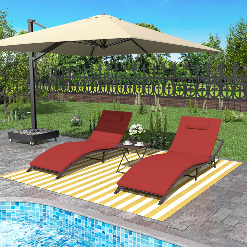 Ensemble 2 pièces de chaises longues inclinables en forme de "S" avec dossier réglable et table basse en rotin pliable, Rouge