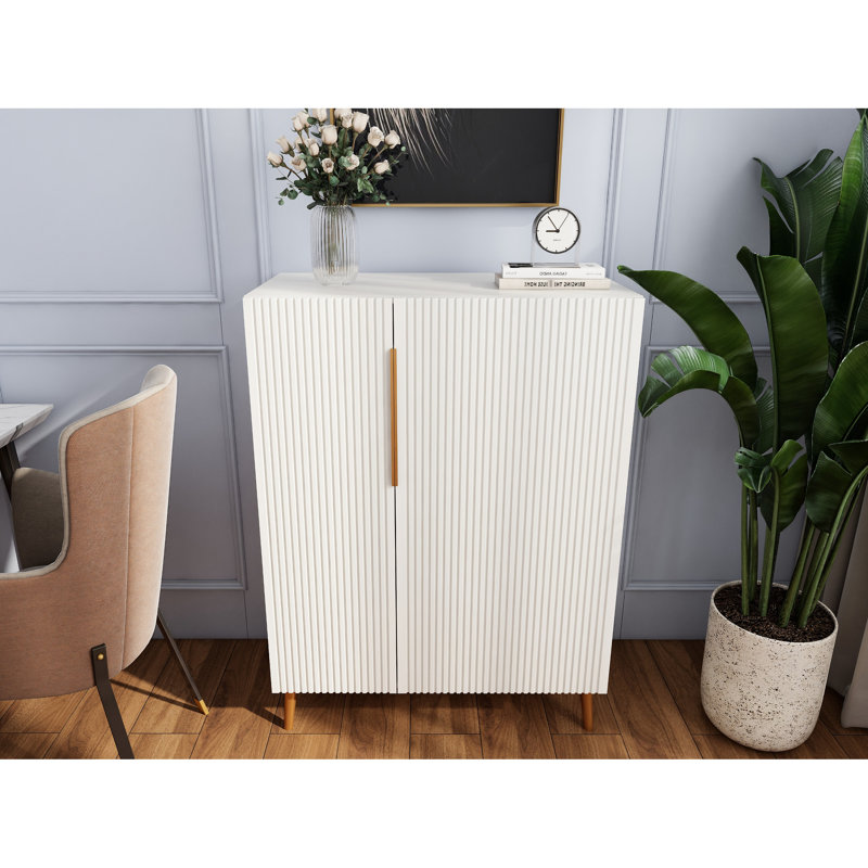 Buffet blanc avec poignées dorées pour l'organisation de la cuisine et de la salle à manger, design contemporain, tablettes flexibles, construction, présentoir de solution pour petits espaces, poignées, esthétique propre, polyvalent