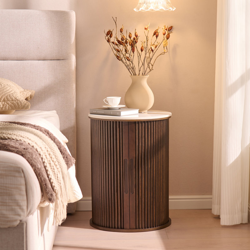 Table de bout en faux marbre avec porte cannelée coulissante en bois et rangement, Blanc
