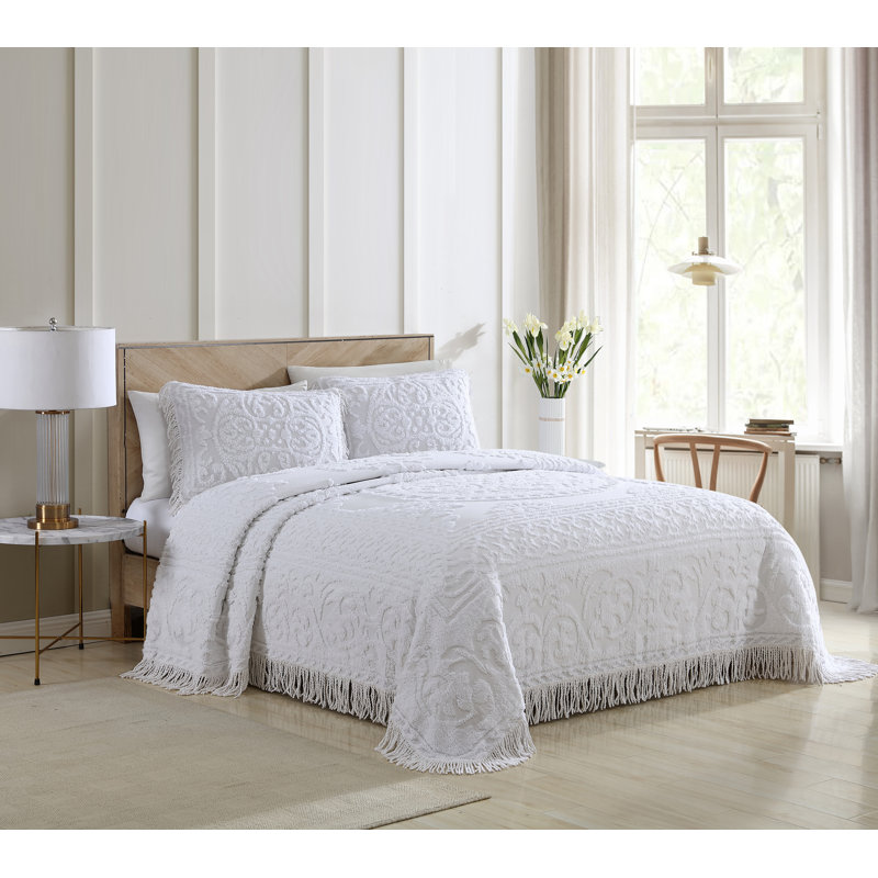 Medallion Cotton Farmhouse / Country Quilt, King, White