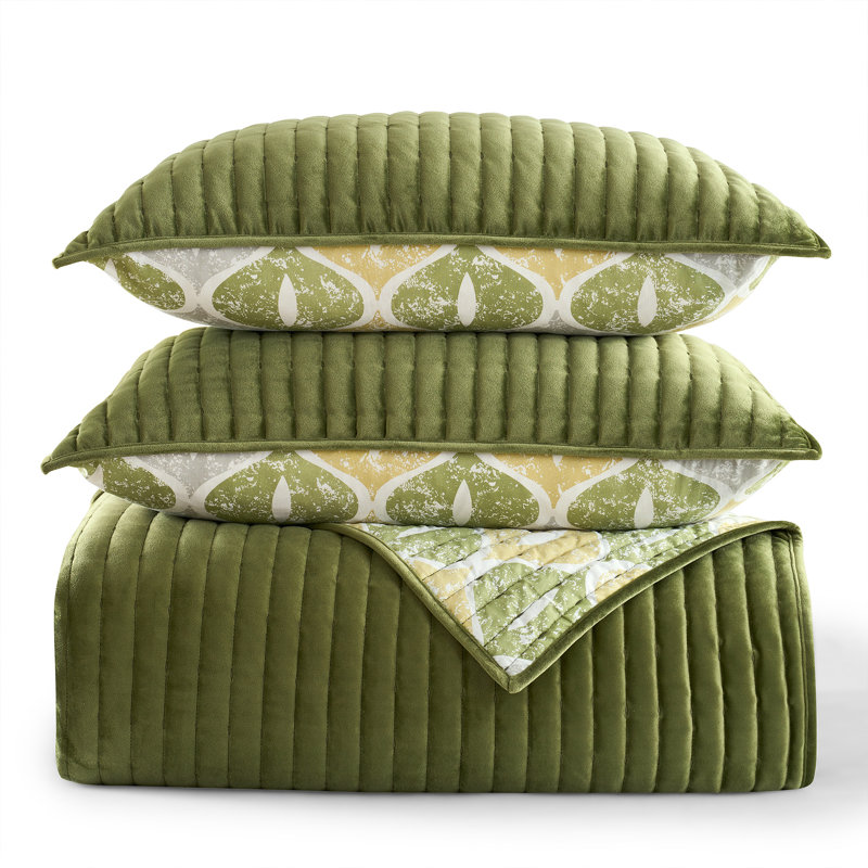 Wonderful Luxurious Velvet Floral Quilt Set 3-Piece, King Quilt + 2 King Shams