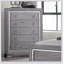Commode 1 pièce de style contemporain avec cinq tiroirs à queue d'aronde anglaise, glissières à roulement à billes, garniture de miroir et finition gris clair
