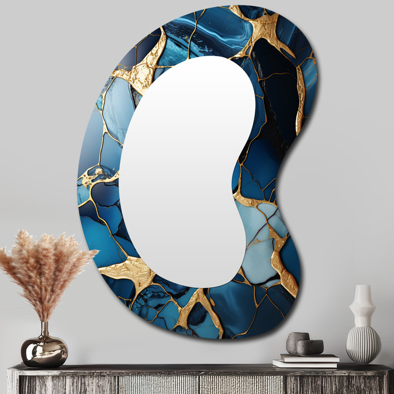 Or et mosaïque de marbre bleu saphir VI - Miroir mural asymétrique moderne abstrait irrégulier, 39 po x 28 po