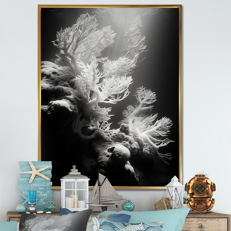 Anémone noire et blanche IV sur toile, Cadre flottant doré, H 44 po x l 34 po x P 1,5 po