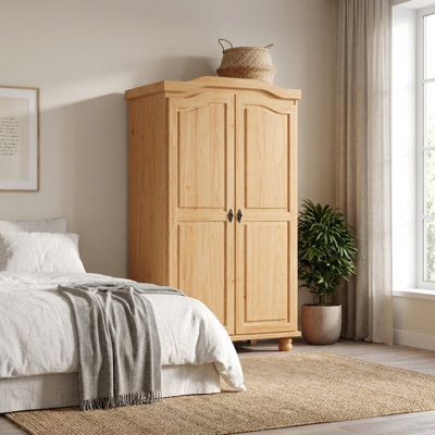 Armoire traditionnelle en bois massif à 2 portes avec tringle et tablettes Hedda