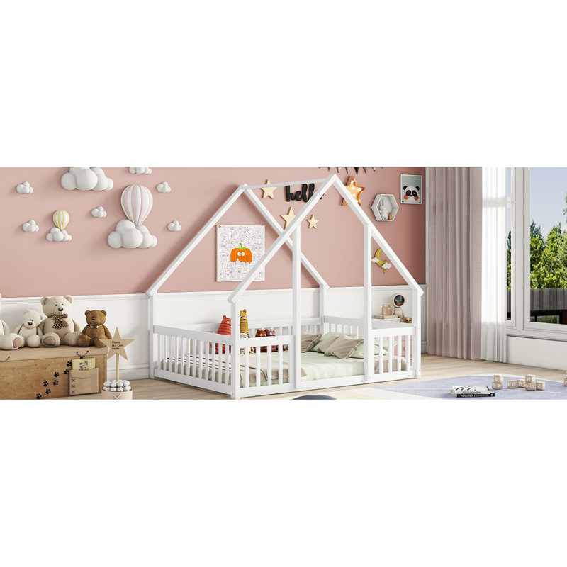 Lit double sur pied blanc avec structure en forme de maison et garde-corps - Fabriqué en pin de qualité pour un sommeil confortable