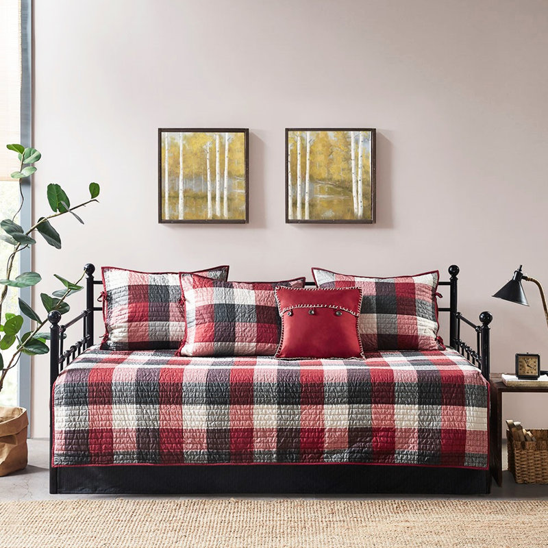Housse de lit de jour 6 pièces - Carreaux rouges réversibles, garnies de coton pour une literie tendance, convient pour un lit simple, comprend 3 taies d'oreiller, un coussin décoratif et une parure de lit d'inspiration chalet.