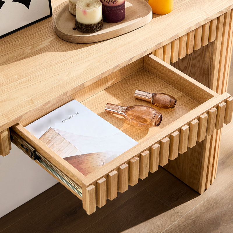 Table console incurvée en bois, 147 cm (57,93 po), design unique à rayures verticales, idéale pour le salon ou le couloir. Fabriquée en MDF naturel, elle est facile à assembler. Table incurvée de 147 cm (57,93 po) avec tiroir, design unique pour l'entrée ou le couloir.