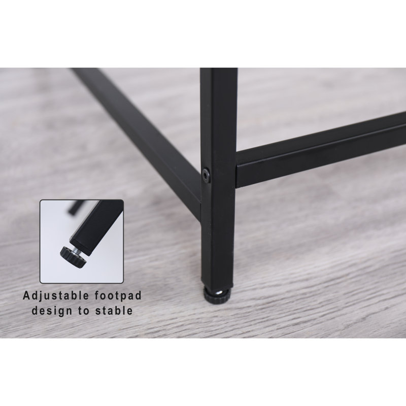 Console noire étroite avec porte d'entrée moderne et petite table de canapé derrière le canapé