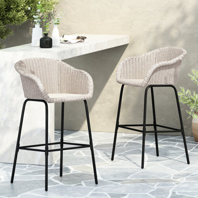 De 2 extérieurs en faux gris, conception tout-en-un avec structure intégrée, tissage de style panier tressé, siège de 29,50 po pour les espaces bar, structure en fer noir et repose-pieds de 12,50 lb, limite de poids de 400 lb