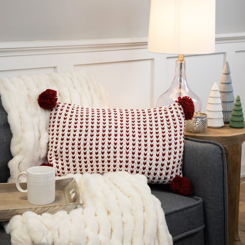 Coussin décoratif 19,5 po en tricot blanc et rouge avec pompons, Rectangle H 12 po x l 19,5 po, Pois blancs