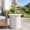 Base de parasol de table d'appoint blanche ronde en plastique avec dessus large 21 po