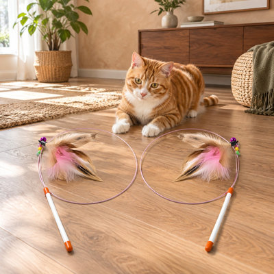 Pour les chatons d'intérieur, ce kit de 2 pièces combine des plumes interactives et des baguettes pour chats, pour la poursuite, l'exercice et le jeu de stimulation.