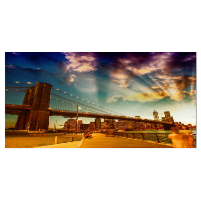 Relaxing in Brooklyn Bridge Park - reproduction de photo sur toile tendue