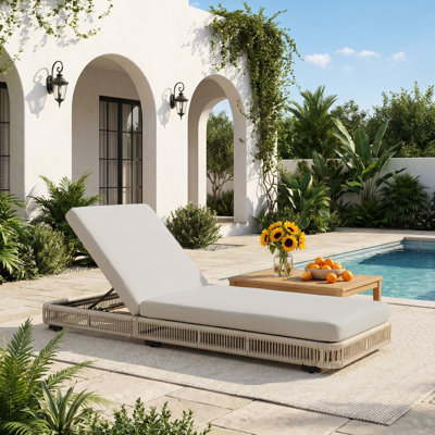 Chaise longue réglable près de la piscine Presley avec corde tissée, coussin épais et structure en fer robuste pour la détente à la piscine, à la plage ou au patio