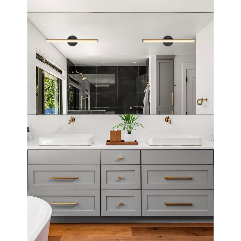 Barre d'éclairage de salle de bain Brinnly, Noir mat / accents laiton, 24.5" W