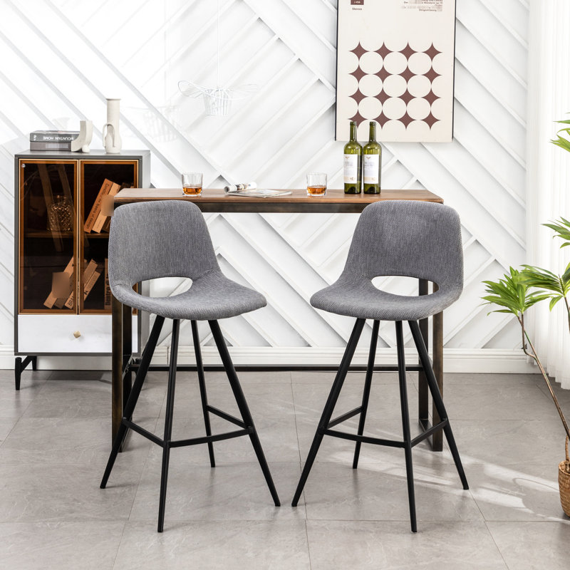 2 tabourets de comptoir gris. Sièges rembourrés. Structure en métal des pieds. Repose-pieds intégré pour un confort accru. Tabourets gris de 20 po x l 18,5 po x l 41,15 po x H 28,25 po avec revêtement en mélange et pieds solides