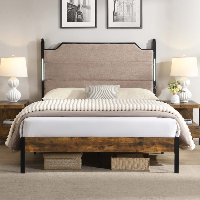 Structure de lit moderne en métal avec tête de lit en polaire d'agneau rembourrée et éclairage à DEL tactile pour un confort, un rangement et une ambiance améliorés.
