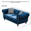 Canapé 2 places moderne de style Mid-Century, 165 cm, revêtement en velours bleu, accoudoirs arrondis, clous décoratifs, bois de pin massif, assise mi-ferme, mousse haute densité + ressorts, pour appartement, revêtement avec accoudoirs arrondis.