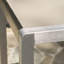Table de bar d'extérieur grise avec structure en aluminium et plateau en verre Clairement, la table de bar ne va pas être protégée du tonnerre