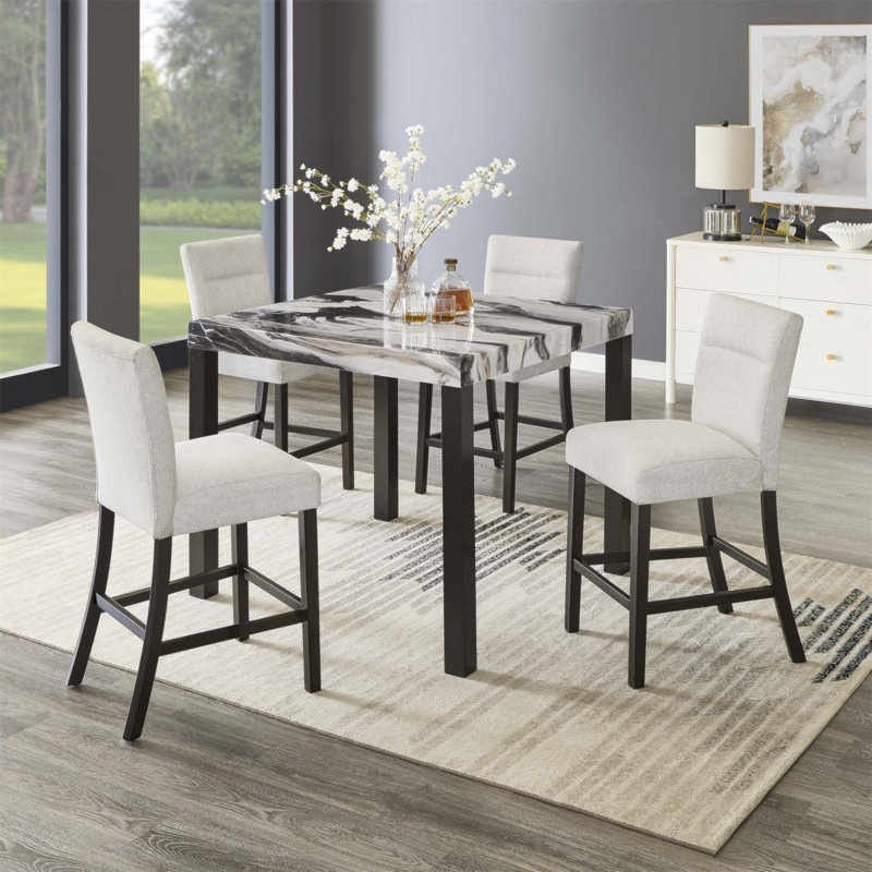 Table de salle à manger haute Cavira en faux marbre moderne avec 4 tabourets, alliant élégance et durabilité pour les cuisines et salles à manger contemporaines.