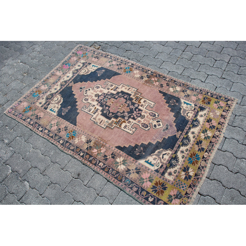 Tapis turc rétro tissé à la main dans des motifs tribaux distinctifs