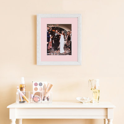Cadre photo Arttoframes de 8 po x 8 po blanc cassé délavé sur bois de frêne avec passe-partout simple de 2 po disponible en plus de 60 couleurs, pour des photos de 8 po x 8 po avec le tapis ou des photos de 12 po x 12 po sans le tapis